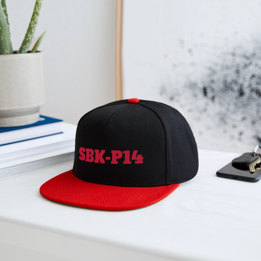 Sandarna P14 Snapbackkeps - svart/röd