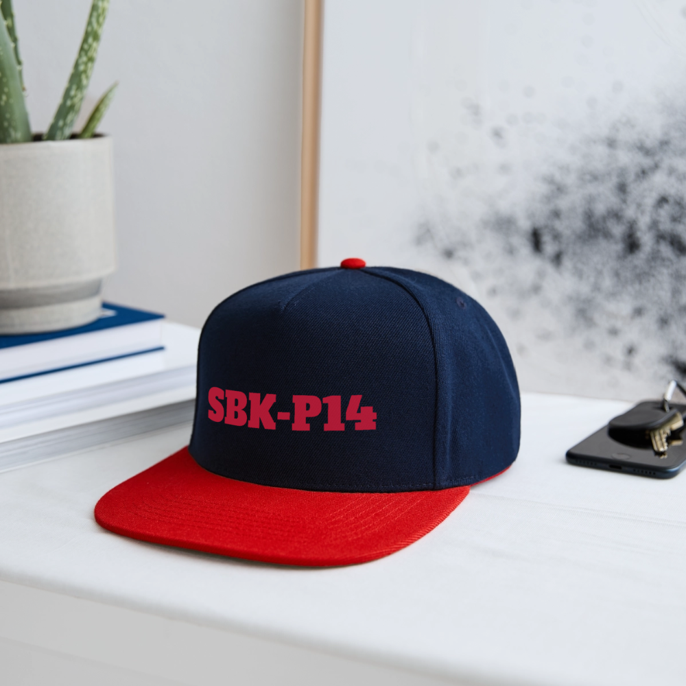 Sandarna P14 Snapbackkeps - marinblå/röd